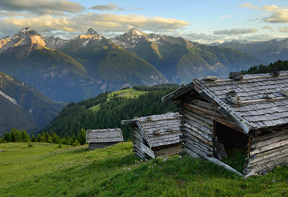 Switzerland. get natural. Evening mood in Graubuenden. View from the Wiesner Alp above Davos in the Direction of the Berguener Stoecke with Piz Ela, Corn da Tinizong and Piz Mitgel.  Schweiz. ganz natuerlich. Abendstimmung in Graubuenden. Aussicht von der Wiesner Alp oberhalb Davos auf die Berguener Stoecke mit Piz Ela, Corn da Tinizong und Piz Mitgel.  Suisse. tout naturellement. Humeur du soir dans les Grisons. Vue de la Wiesner-Alp dessus de Davos en direction Piz Ela, Corn da Tinizong et Piz Mitgel.  Copyright by: Switzerland Tourism - By-Line: swiss-image.ch/Lorenz A. Fischer 