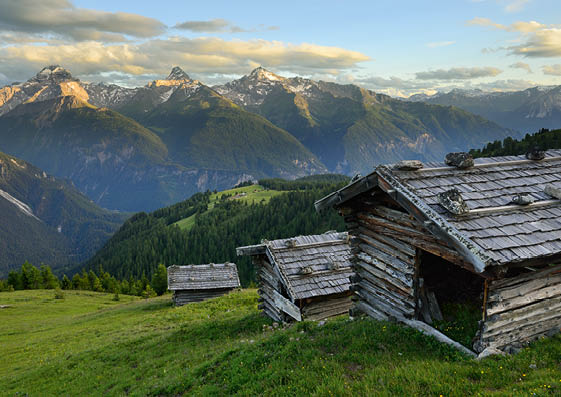 Switzerland. get natural. Evening mood in Graubuenden. View from the Wiesner Alp above Davos in the Direction of the Berguener Stoecke with Piz Ela, Corn da Tinizong and Piz Mitgel.  Schweiz. ganz natuerlich. Abendstimmung in Graubuenden. Aussicht von der Wiesner Alp oberhalb Davos auf die Berguener Stoecke mit Piz Ela, Corn da Tinizong und Piz Mitgel.  Suisse. tout naturellement. Humeur du soir dans les Grisons. Vue de la Wiesner-Alp dessus de Davos en direction Piz Ela, Corn da Tinizong et Piz Mitgel.  Copyright by: Switzerland Tourism - By-Line: swiss-image.ch/Lorenz A. Fischer 