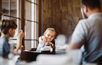Familie auf Urlaub im Hotel Huus, Gstaad.