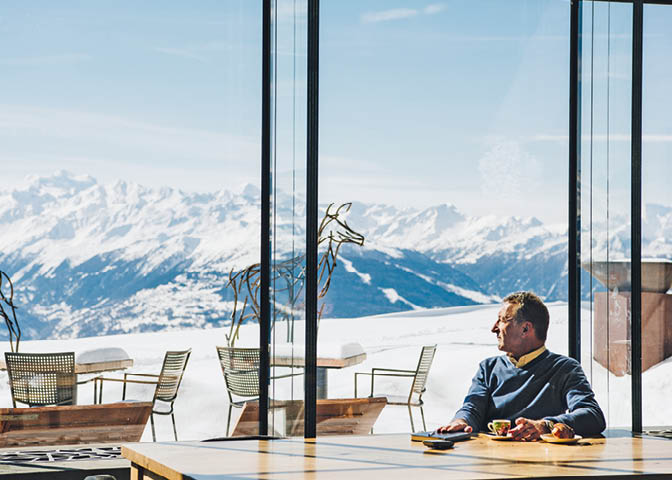 Schweiz. ganz natuerlich.                                             Ski-in Ski-out Hotel Chetzeron: Hotel Direktor Sami Laama beim Espresso.