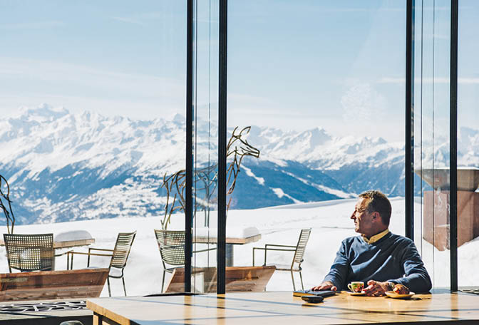 Schweiz. ganz natuerlich.                                             Ski-in Ski-out Hotel Chetzeron: Hotel Direktor Sami Laama beim Espresso.
